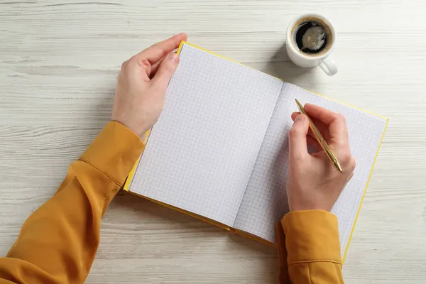 Frau Schreibt Mit Stift Notizbuch Weißem Holztisch Draufsicht — Stockfoto