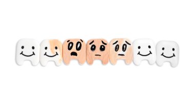 Dekoratif sağlıklı ve hasarlı dişler beyaz arka planda, üst görünümde