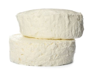 Beyaz arka planda nefis taze süzme peynir.