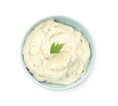 Kasedeki tart sosu beyaza izole edilmiş, üst manzara.