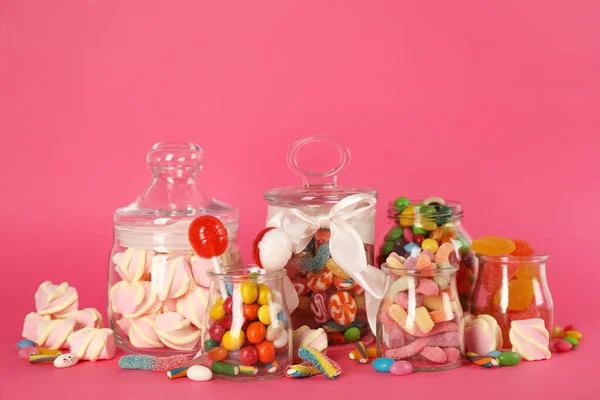 Pots Verre Avec Beaucoup Bonbons Différents Sur Fond Rose Vif — Photo