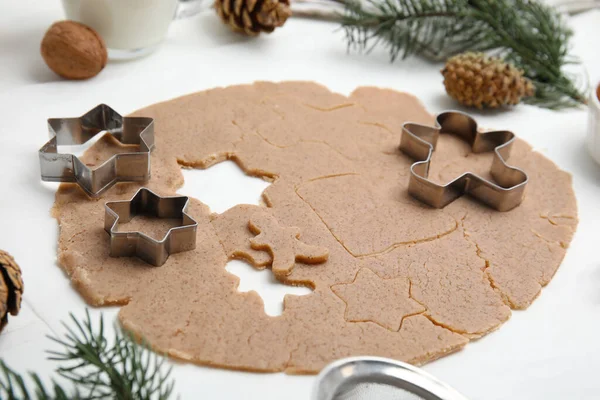 自制的圣诞饼干 白桌上的生面团和饼干切碎机 — 图库照片
