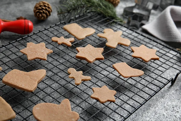 自制圣诞饼干 烤架上的生姜面包饼干放在灰色桌子上 特写镜头 — 图库照片
