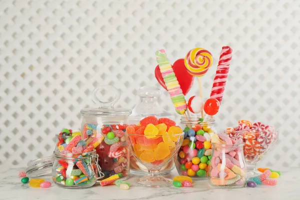 Üvegek Különböző Ízletes Cukorka Fehér Márvány Asztalon — Stock Fotó