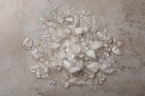 薄い灰色のテーブルの上に砕いた氷の山 トップビュー — ストック写真