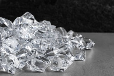 Gri masadaki ezilmiş buz yığını, yakın plan. Metin için boşluk