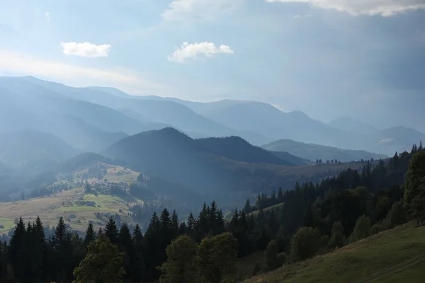 Bela Vista Das Majestosas Montanhas Pela Manhã — Fotografia de Stock