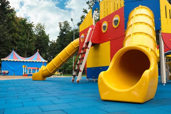 Kinderspielplatz Mit Leuchtend Gelber Rutsche Herbsttag — Stockfoto