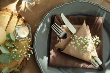 Güzel sofra takımı, mum ve çiçek dekoru ile şenlik masası, düz uzanma