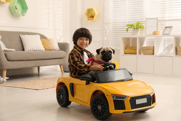 Kleine Jongen Met Zijn Hond Speelgoed Auto Thuis — Stockfoto