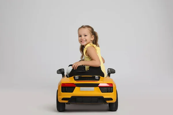 Linda Niña Conduciendo Coche Juguete Eléctrico Para Niños Sobre Fondo —  Fotos de Stock