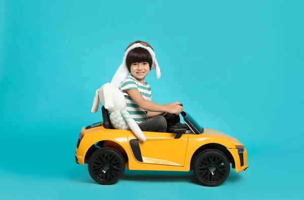 Lindo Niño Pequeño Con Juguete Conejito Conducción Coche Los Niños —  Fotos de Stock