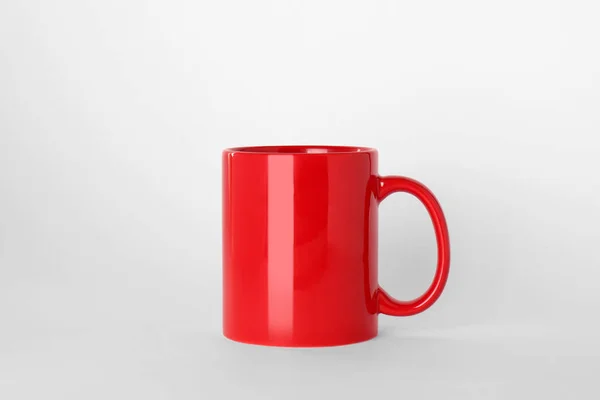 Taza Cerámica Roja Blanco Sobre Fondo Claro — Foto de Stock