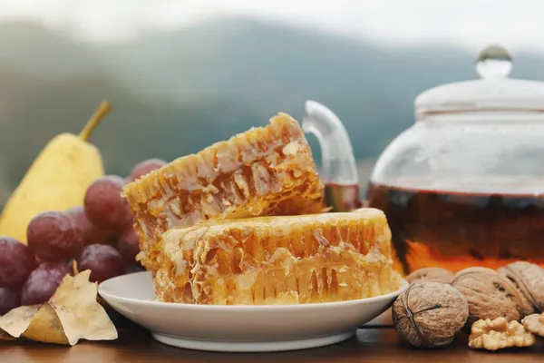 Νόστιμο Φρέσκο Μέλι Φρούτα Καρύδια Και Αρωματικό Τσάι Ξύλινο Τραπέζι — Φωτογραφία Αρχείου