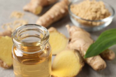 Cam şişe zencefil yağı. Masada, yakın plan. Metin için boşluk