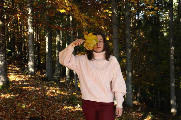 Portrét Krásné Mladé Ženy Podzimními Listy Lese — Stock fotografie