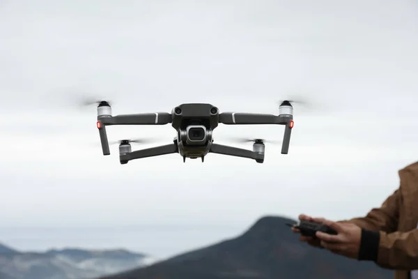 Άνθρωπος Που Λειτουργεί Σύγχρονο Drone Τηλεχειριστήριο Στα Βουνά — Φωτογραφία Αρχείου