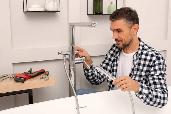 Man Installerar Vattenkran Med Duschhuvud Badrummet — Stockfoto