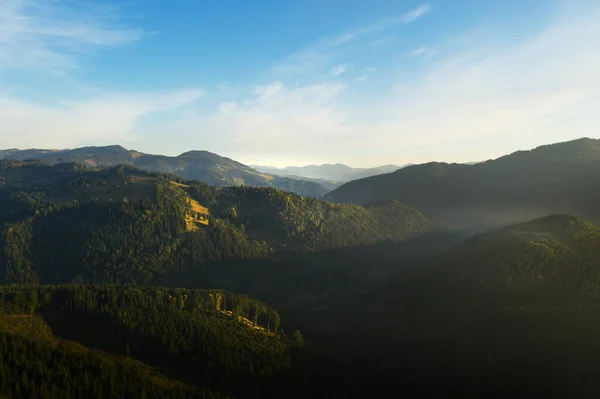 Hermoso Paisaje Montaña Con Bosque Verde Día Soleado Fotografía Drones —  Fotos de Stock