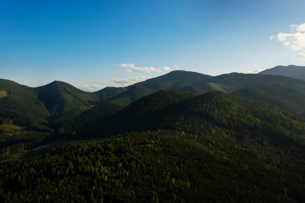 Widok Lotu Ptaka Piękny Górski Krajobraz Lasem Słoneczny Dzień Zdjęcia — Zdjęcie stockowe