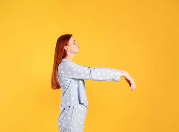 Mujer Joven Con Pijama Estado Sonámbulo Sobre Fondo Amarillo — Foto de Stock