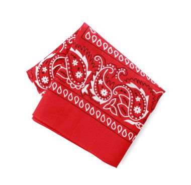 Katlanmış kırmızı bandana desenli beyaz, üst görünümde izole edilmiş.