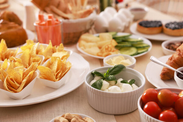 Блюда с разными блюдами на столе. Роскошный бранч