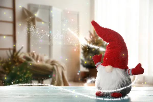 Lustiger Weihnachtszwerg Auf Türkisfarbenem Holztisch Festlich Dekorierten Raum Raum Für — Stockfoto