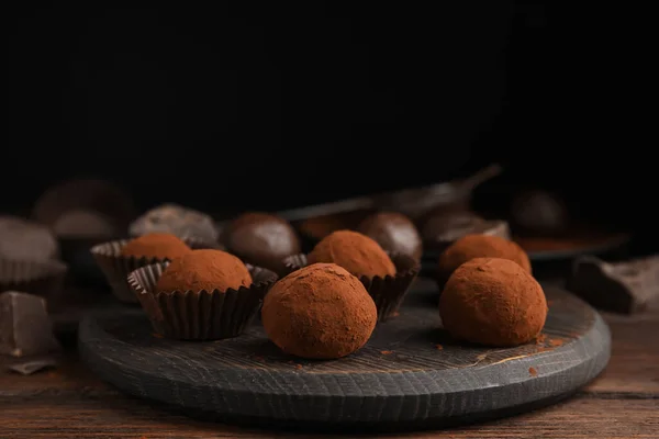 Köstliche Schokoladentrüffel Mit Kakaopulver Auf Holztisch Platz Für Text — Stockfoto