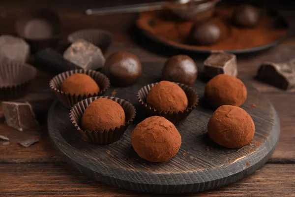 Läckra Chokladtryffel Pulveriserade Med Kakao Träbord — Stockfoto