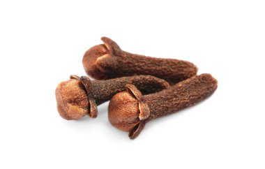 Aromatik organik karanfiller beyaz arkaplanda