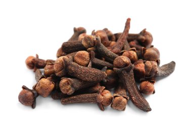 Beyaz arkaplanda aromatik kuru karanfil yığını