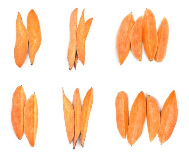 Beyaz arka planda kesilmiş tatlı patatesler, üst manzara.