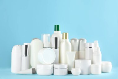 Açık mavi arka planda birçok farklı kozmetik ürünleri