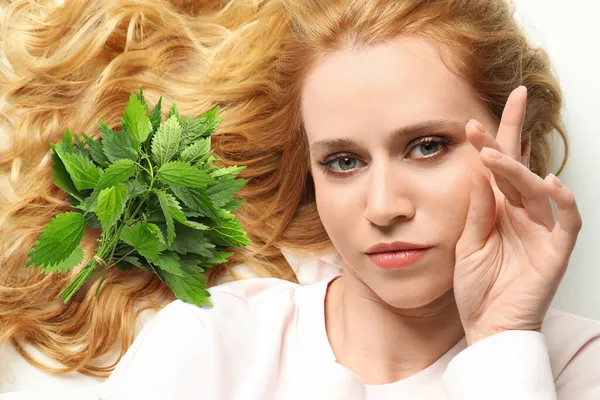 Cura Dei Capelli Naturale Bella Giovane Donna Ortiche Verdi Sfondo — Foto Stock