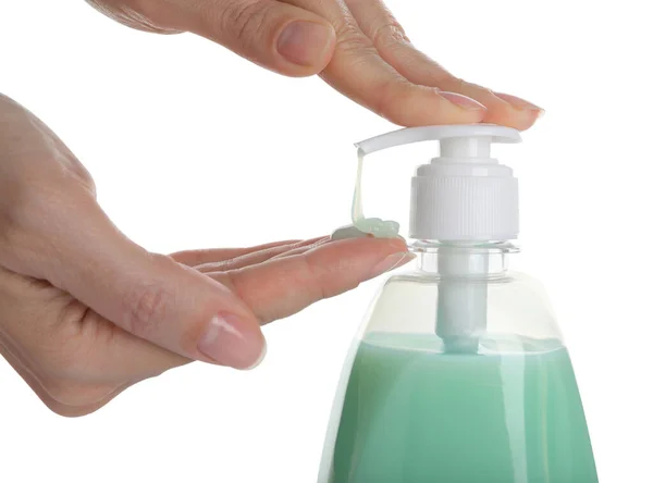 Beyaz Arkaplanda Sıvı Sabun Makinesi Kullanan Kadın Yakın Plan — Stok fotoğraf