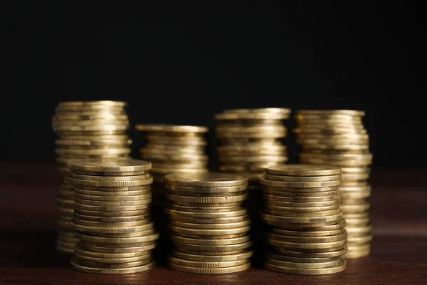 Muchas Monedas Apiladas Sobre Mesa Madera Sobre Fondo Negro — Foto de Stock