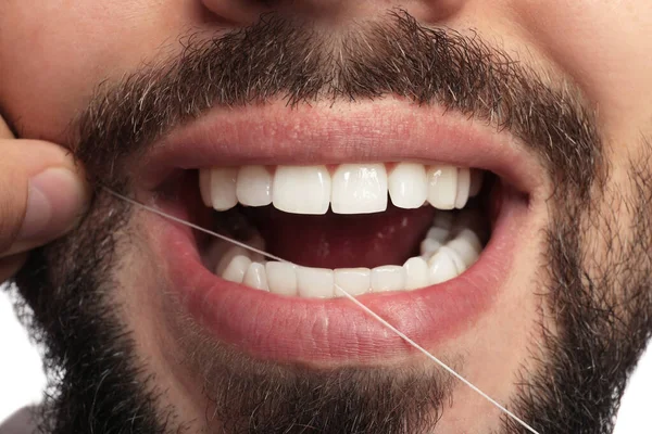 Seorang Pria Menggelepar Giginya Pada Latar Belakang Putih Menutup Perawatan — Stok Foto