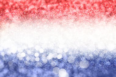 4 Temmuz - ABD Bağımsızlık Günü. Amerikan ulusal bayrağının renklerindeki parıltıların bulanık görüntüsü, bokeh etkisi 