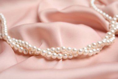 Narin pembe ipek üzerinde güzel beyaz inciler