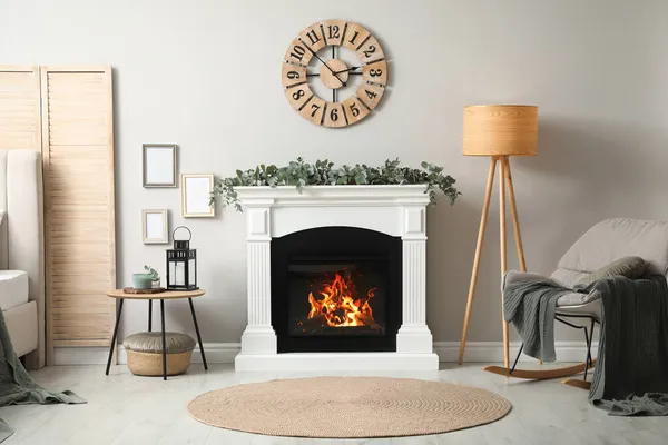 Chambre Élégante Décorée Avec Belle Guirlande Eucalyptus Sur Cheminée — Photo