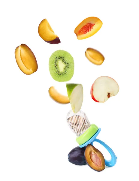 Nibbler Vazio Pedaços Frutas Diferentes Caindo Sobre Fundo Branco Alimentador — Fotografia de Stock