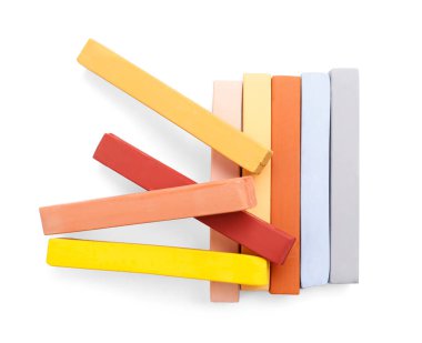 Beyaz arka planda renkli pasteller, üst manzara. Çizim malzemeleri