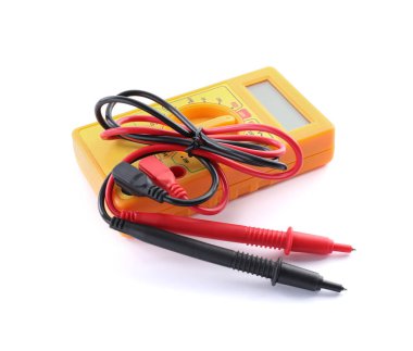 Dijital multimetre beyaz arka plan üzerinde. Elektrikçi aracı