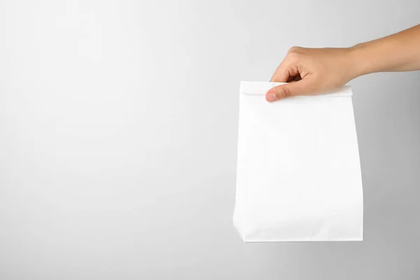 Beyaz Arka Planda Kağıt Poşet Tutan Kadın Yakın Plan Metin — Stok fotoğraf