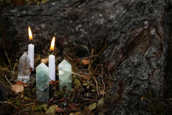 Verschiedene Kristalle Und Brennende Kerzen Baum Freien Platz Für Text — Stockfoto