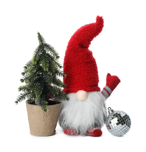 Lustige Weihnachtszwerg Mit Baum Und Christbaumkugel Auf Weißem Hintergrund — Stockfoto