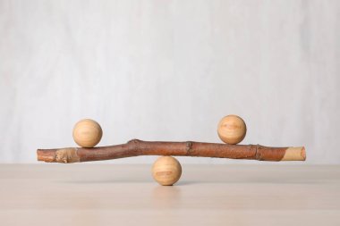 Masanın üzerinde tahta toplar olan ağaç dalı, yazı için yer. Uyum ve denge kavramı