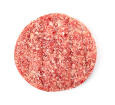 Çiğ hamburger köftesi, beyaz üzerine tuz izole, üst manzara.
