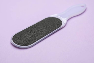 Mor arka plandaki ayak dosyası, yakın plan. Pedikür aracı